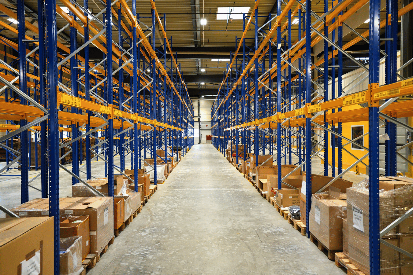 Blick in die Lagerhalle mit gefüllten Palettenregalen